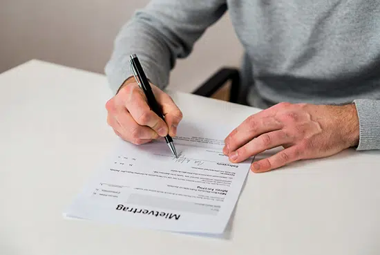 Mietvertrag unterzeichnen - beim Erwerb der Kapitalanlage-Immobilie inklusive Hausverwaltung